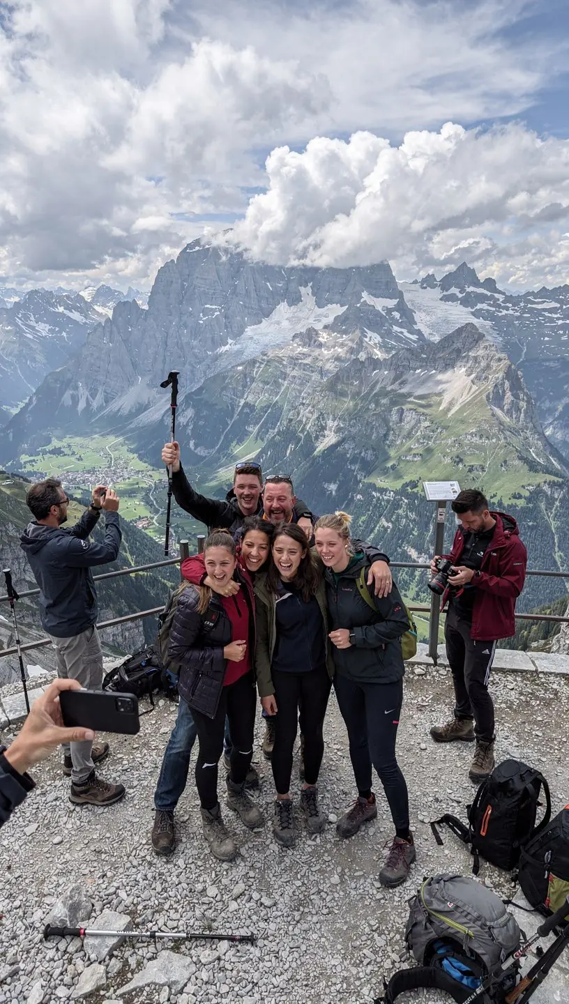 Landschaftsfotografie-Workshop in einem deutschen Wald mit Teilnehmern, die Naturaufnahmen machen.